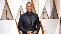 Mahershala Ali yang masuk dalam nominasi Best Actors juga tampil dengan tuxedo hitam. Frazer Harrison/Getty Images/detikFoto.