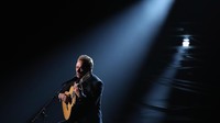 Penampilan syahdu dari Sting yang membawakan lagu The Empty Chair. REUTERS/Lucy Nicholson
