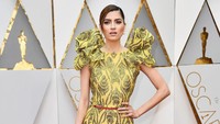 Sedangkan Blanca Blanco terlihat seksi dengan gaun berwarna kuning yang mengekspos kaki jenjangnya tersebut. Frazer Harrison/Getty Images/detikFoto.