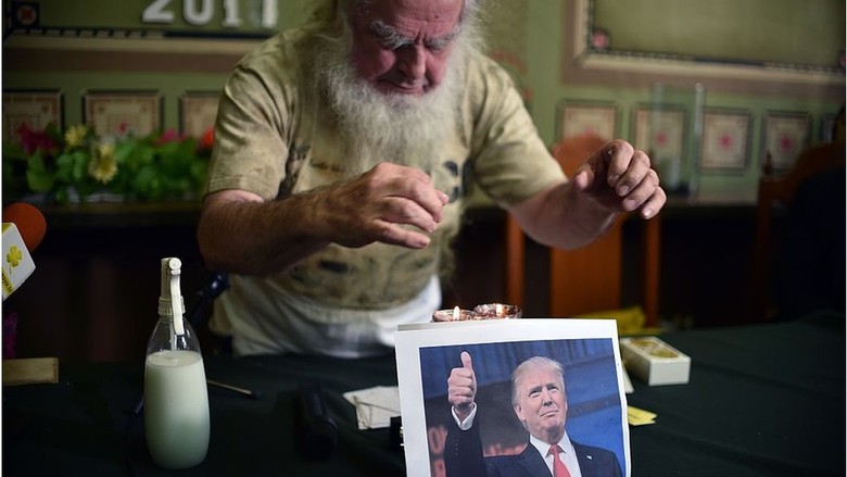Kelompok Penyihir di AS Kirim Santet untuk Lengserkan Donald Trump Kelompok Penyihir di AS Kirim Santet untuk Lengserkan Donald Trump