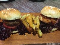 Cottonwood Cafe: Menyantap <i>Omelette Platter</i> yang Gurih Lembut dengan Sosis dan Salad Segar