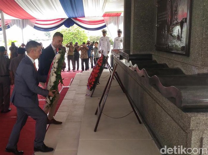 Dubes dan Warga Belanda Tabur Bunga di Ereveld Kembang Kuning