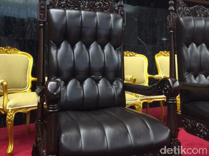 Kursi dan toilet untuk Raja Salman di DPR