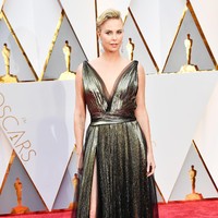 Di balik penampilan femininnya, ada sisi lain yang kontras dengan imejnya selama ini. Charlize punya sisi tomboy. Dia suka mengendarai motor Harley Davidsonnya. Charlize mengatakan bahwa dia suka berpura-pura jadi pria. (Foto: Frazer Harrison/Getty Images)