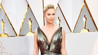 Charlize Theron juga tampil dengan gaun berwarna gelap. Frazer Harrison/Getty Images/detikFoto.