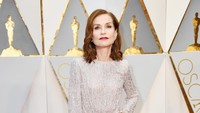 Isabelle Huppert memilih tampil dengan gaun berwarna nude dari Armani Prive. Frazer Harrison/Getty Images/detikFoto.