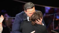 Ciuman dari sang kakak, Ben Affleck kepada Casey Affleck saat diumumkan menjadi pemenang Best Actor. REUTERS/Lucy Nicholson