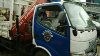 Mobil Dishub itu dirusak menggunakan linggis. 
