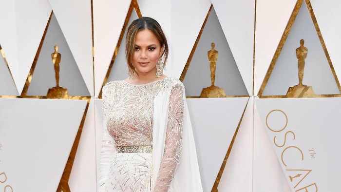 Chrissy Teigen Tertidur Saat Acara Oscar Berlangsung