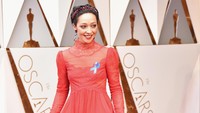 Ruth Negga tampil bersinar dengan gaun berwarna merah menyala rancangan Valentino. Frazer Harrison/Getty Images/detikFoto.