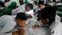 Menulis surat untuk presiden, sejumlah anak terlihat sangat antusias.