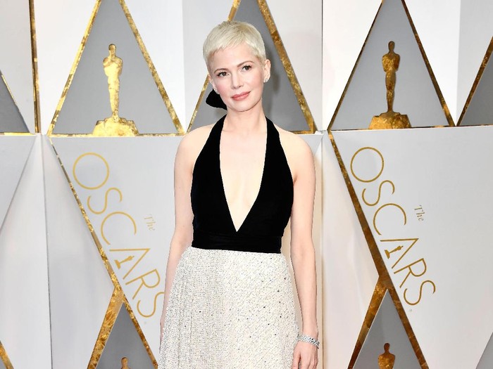 Gaun Cantik di Oscar HOLLYWOOD, CA - FEBRUARY 26: Actor Michelle Williams attends the 89th Annual Academy Awards at Hollywood & Highland Center on February 26, 2017 in Hollywood, California. (Photo by Frazer Harrison/Getty Images)