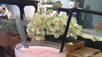 Mau ngeteh? Coba saja Berries Lover Smoothie. Dibuat dari strawberry, raspberry, es krim vanila, dan yogurt, rasa minuman ini asam menyegarkan.