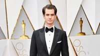 Tampaknya hitam jadi warna yang aman bagi para pria, seperti Andrew Garfield. Frazer Harrison/Getty Images/detikFoto.
