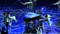 Penampilan John Legend yang membawakan medley lagu-lagu dari film La La Land. Kevin Winter/Getty Images