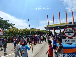 Ratusan Warga Japurabakti Geruduk Kantor Tol Kanci-Pejagan