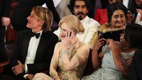 Duh, Nicole Kidman lagi nelpon siapa ya? Christopher Polk/Getty Images