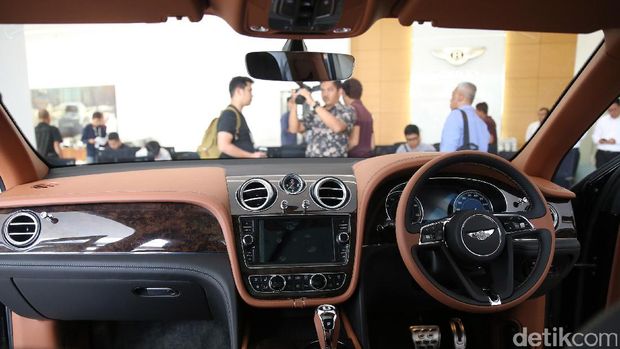 Interior mobil seharga mulai Rp 10 miliar