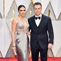 Matt Damon jatuh cinta kepada istrinya selama 11 tahun, Luciana Barroso yang kala itu sedang bekerja sebagai bartender. Aku melihatnya di sana dan aku merasa ada sinar yang menyelimutinya. Aku seperti, aku harus bicara dengan orang ini. Foto: Frazer Harrison/Getty Images