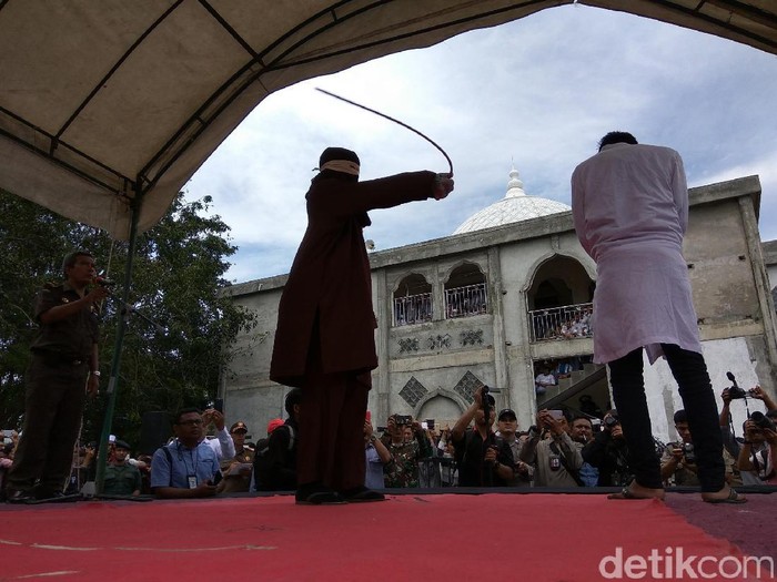 8 Terpidana Mesum di Aceh Dicambuk, Ada yang Pingsan dan Merengek