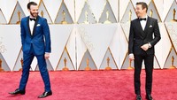 Tingkah lucu Chris Evans dan Jeremy Renner saat berpose di red carpet. Frazer Harrison/Getty Images/detikFoto.