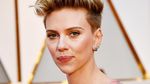 Pamer Tato dan Gandeng Cowok, Scarlett Johansson di Oscar 2017