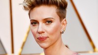 ScarJo terlihat mengekspos tato di dekat payudaranya tersebut. Frazer Harrison/Getty Images/detikFoto.