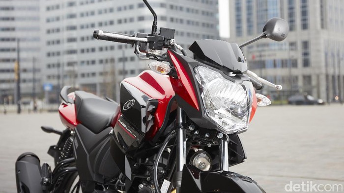 Motor yang baru akan dilepas di pertengahan Maret di Eropa ini menawakan mesin 125 cc 4-stroke SOHC single silinder standar Euro4. Saking iritnya, motor dengan tangki 14 liter Yamaha YS125 bisa berlari hingga 300 km.