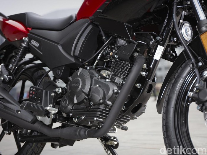 Motor yang baru akan dilepas di pertengahan Maret di Eropa ini menawakan mesin 125 cc 4-stroke SOHC single silinder standar Euro4. Saking iritnya, motor dengan tangki 14 liter Yamaha YS125 bisa berlari hingga 300 km.