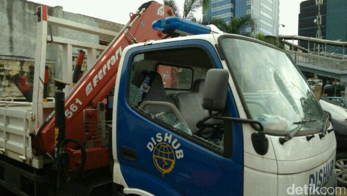 Tak Terima Mobilnya Diderek, Pria ini Hancurkan Mobil Dishub