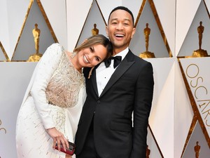 Disebut Oplas oleh Netizen, Istri John Legend Sewot
