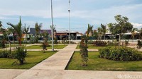 Taman Suroboyo memiliki patung raksasa Suro (hiu) dan Boyo (buaya). Tingginya mencapai 25,6 meter. Lokasinya berada di Jalan Pantai Kenjeran Kedung Cowek, Bulak, Surabaya.  (Zainal Effendi)