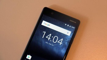 Bentang layarnya 5 inch IPS resolusi 720p dan dibekali pelindung Gorilla Glass 2,5D. (Foto: Dok. Techradar)