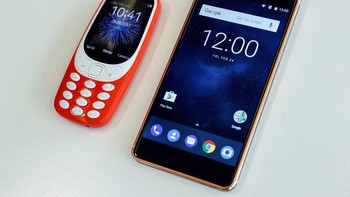 Nokia 3310 reborn dibandinkan smartphone modern. Foto: Reuters