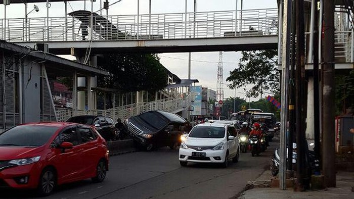 Ada Mobil Tabrak Separator TJ, Ragunan Arah Mampang Macet 2 Km