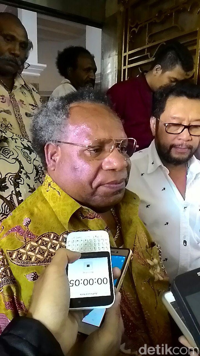 Bupati Mimika  Eltinus Omaleng bertemu Menteri ESDM, Ignasius Jonan di Kementerian ESDM