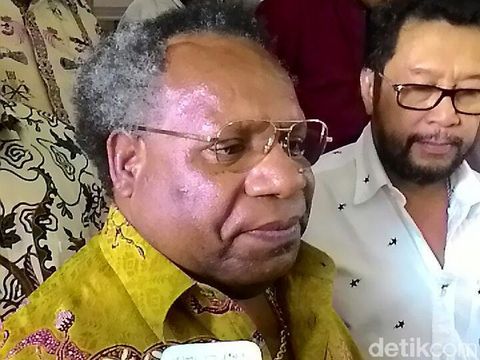 Bupati Mimika  Eltinus Omaleng bertemu Menteri ESDM, Ignasius Jonan di Kementerian ESDM