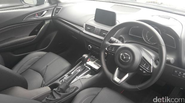 Interior mobil tidak jauh berbeda dengan mobil Mazda lainnya