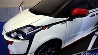 Spion dan pelek juga mengalami perubahan. Pelek berukuran 17 inci dari JF Luxury rakitan lokal, dengan balutan ban Accelera 651 Sport dengan ukuran 205/45 depan dan belakang. Foto: Rengga Sancaya