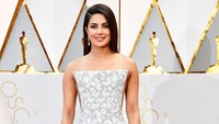 Kecantikan Priyanka Chopra semakin terpancar kala tampil dengan gaun putih dari Ralph & Russo. Frazer Harrison/Getty Images/detikFoto.