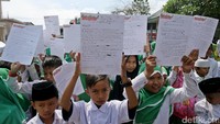 Sejumlah anak-anak dari Madrasah Nurul Bahri di kawasan perkampungan nelayan, Muara Angke, Jakarta Utara, Senin (27/2/2017), nampak memperlihatkan surat yang ditulis khusus untuk Presiden Joko Widodo.