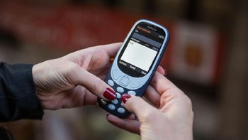 Nokia 3310 sendiri memang hanya sebatas ponsel fitur saja. Kemampuannya pun terbatas karena hanya didukung oleh sistem operasi S30 dan cuma mampu terhubung dengan jaringan 2,5G. Foto: istimewa/cnet