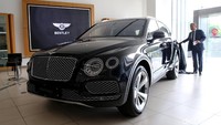 Chief Operating Officer PT Grandauto Dinamika, Roland Staehler meluncurkan Bentley Bentayga di Showroom Bentley Indonesia, Jakarta, Senin (27/2/2017).