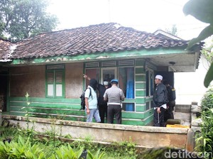 Geledah Kontrakan Pelaku Bom Bandung, Panci dan Rice Cooker Disita