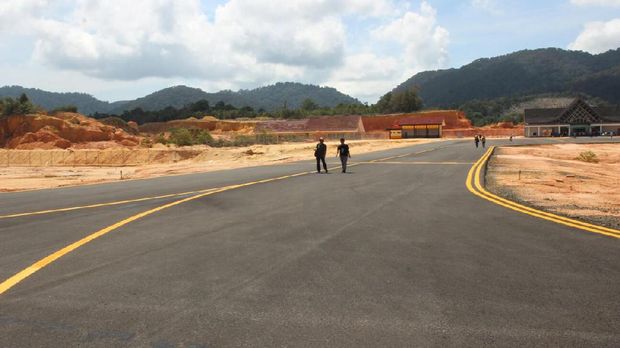 Apron dan runway Bandara Letung (Randy/detikTravel)