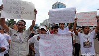 Sejumlah massa dari pengemudi online nampak melakukan aksi demo di depan Gedung DPR, Jakarta, Senin (27/2/2017).