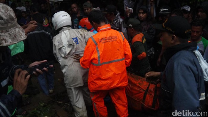 Tebing Bantaran Kali Cibogor Longsor, Pemancing Tewas Tertimbun