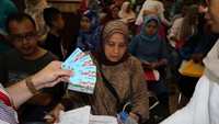 Penerima Kartu Jakarta Pintar sedang menunjukkan ATM Bank DKI di Jakarta. Bank DKI mendistribusikan 35.127 Kartu Jakarta Pintar di empat wilayah administratif DKI Jakarta dari total 190.000 rekening penerima KJP tahap 2 2016.