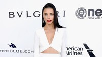 Adriana Lima tampil lebih tertutup, namun aura keseksiannya masih terpancarkan. Jamie McCarthy/Getty Images for EJAF