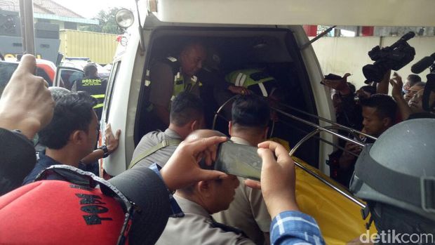 Jasad Pelaku Bom Panci Dibawa ke RS Polri Jakarta